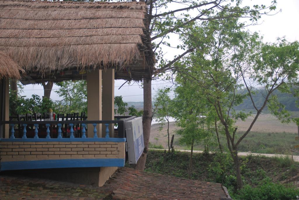 Chitwan Tiger Camp Otel Sauraha Dış mekan fotoğraf